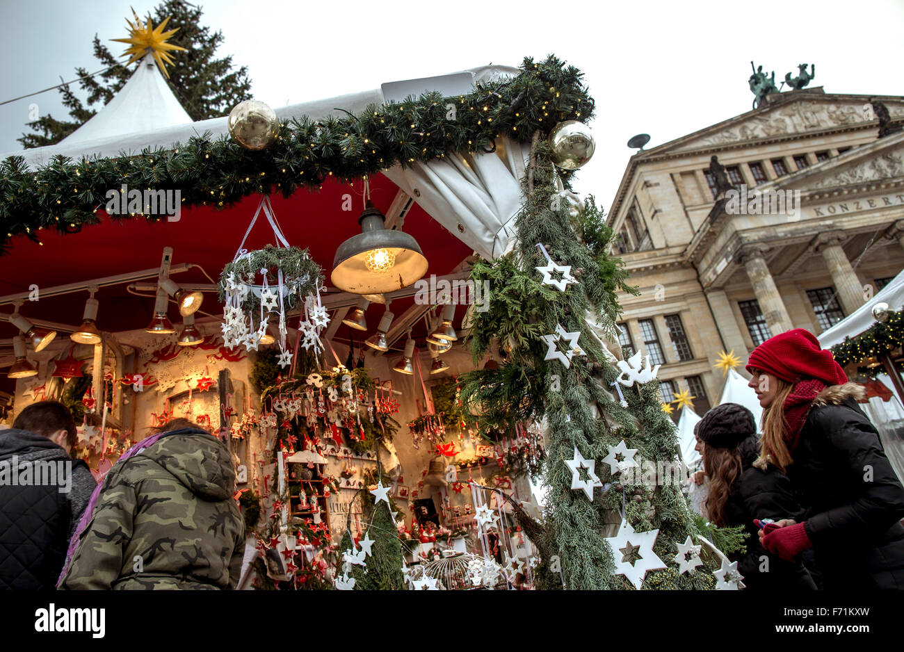 Berlin, Deutschland. 23. November 2015. Die ersten Besucher kommen zur Eröffnung des Weihnachtsmarktes am Gendarmenmarkt in Berlin, Deutschland, 23. November 2015. Weihnachtsmärkte in Berlin eröffnen sich für die Weihnachtszeit. Foto: Michael Kappeler/Dpa/Alamy Live News Stockfoto