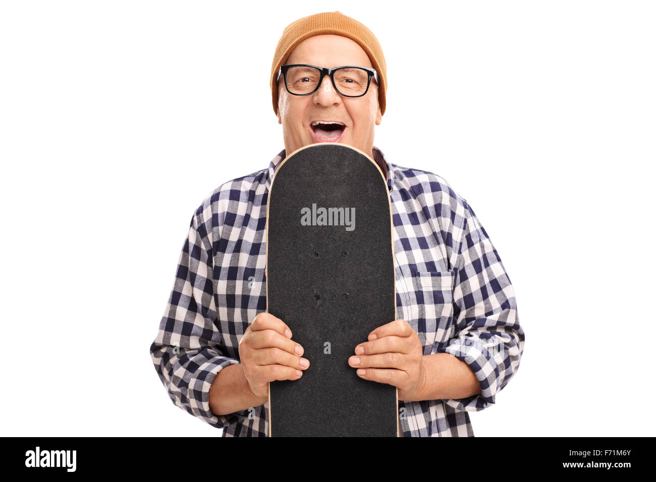 Freudige senior Skater hält eine Skateboard und schaut in die Kamera, die isoliert auf weißem Hintergrund Stockfoto