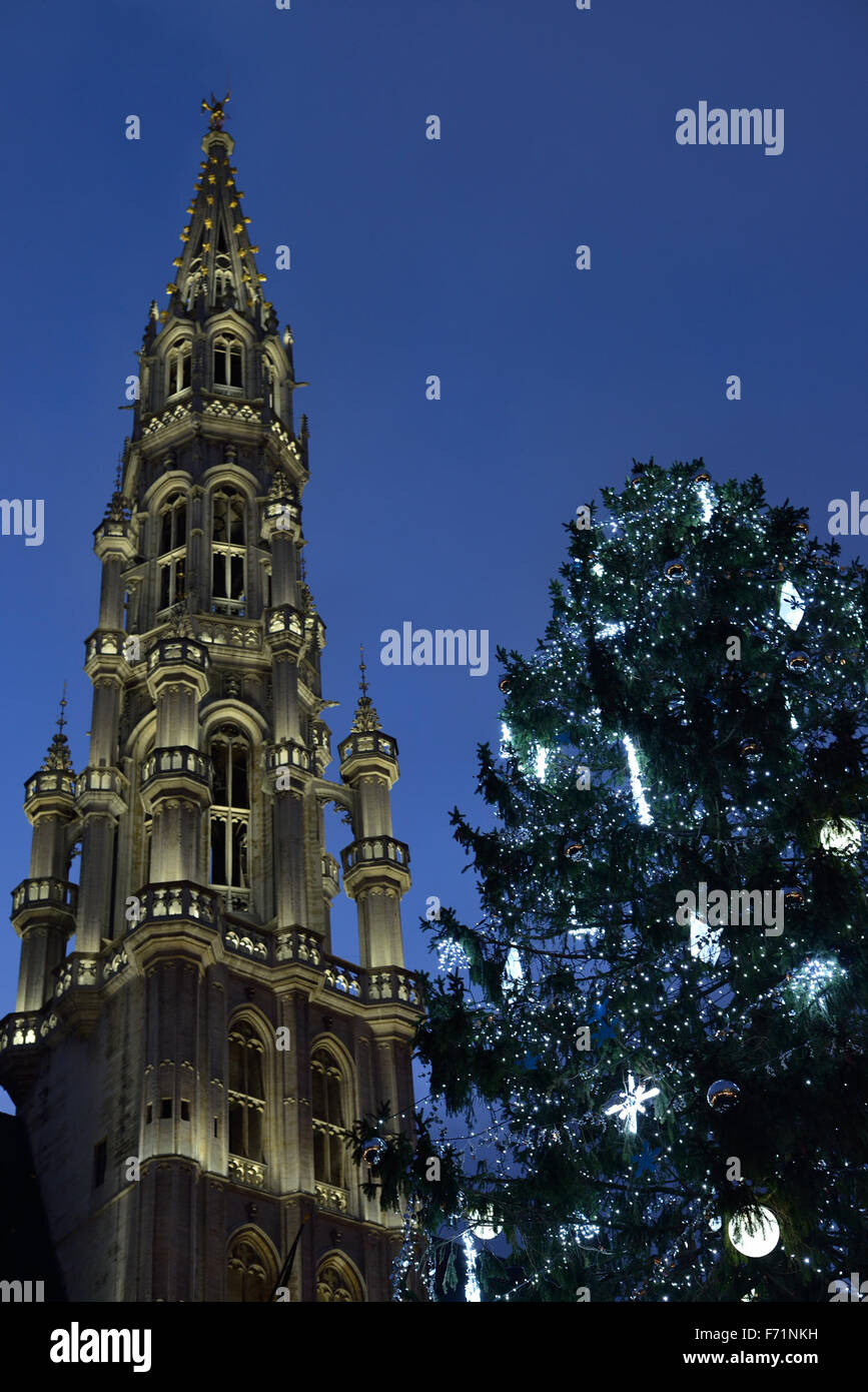 Brüssel, Belgien. 22. November 2015. Der Grote Markt im Zentrum von Brüssel mit geschmückter Weihnachtsbaum am 22. November 2015, in Brüssel, Belgien. Während hohes Maß an Bedrohung durch den Terrorismus wurde empfohlen, überfüllte Orten in der Stadt Kredit zu vermeiden: Skyfish/Alamy Live News Stockfoto