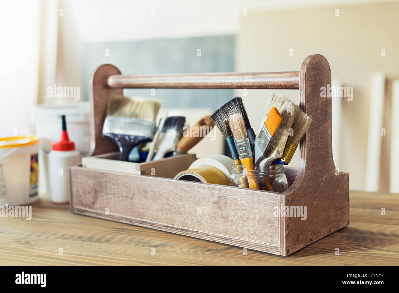 Pinsel und crafting Lieferungen in Holz-toolbox Stockfoto