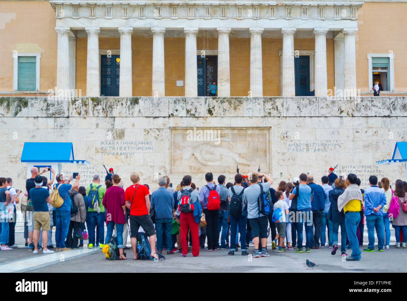 Stündliche Wachablösung, vor Parlamentsgebäude, Syntagma-Platz, Athen, Griechenland Stockfoto