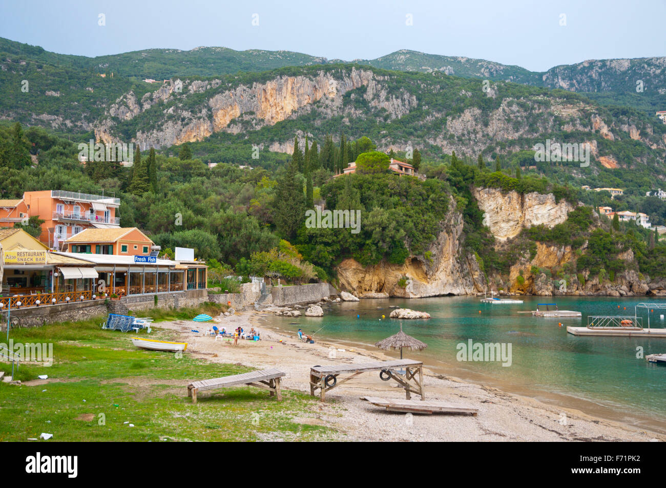 Alipas Strand und Hafen, Palaiokastritsa, Paleokastritsa, westlichen Corfu, Korfu, Ionische Inseln, Griechenland Stockfoto
