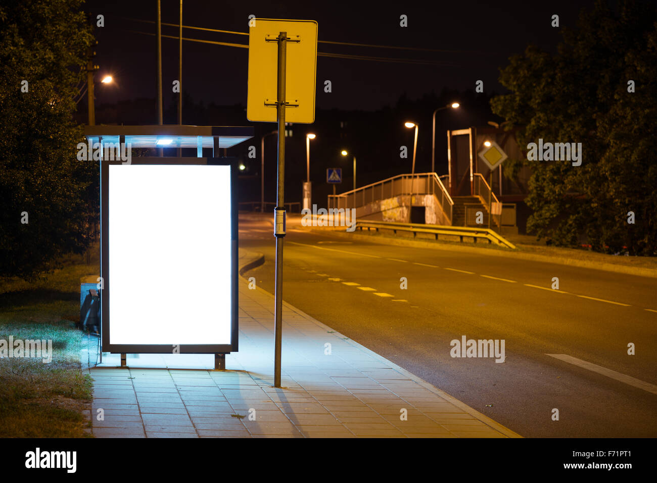 Leere Bushaltestelle Werbung Plakatwand in der Stadt bei Nacht. Stockfoto