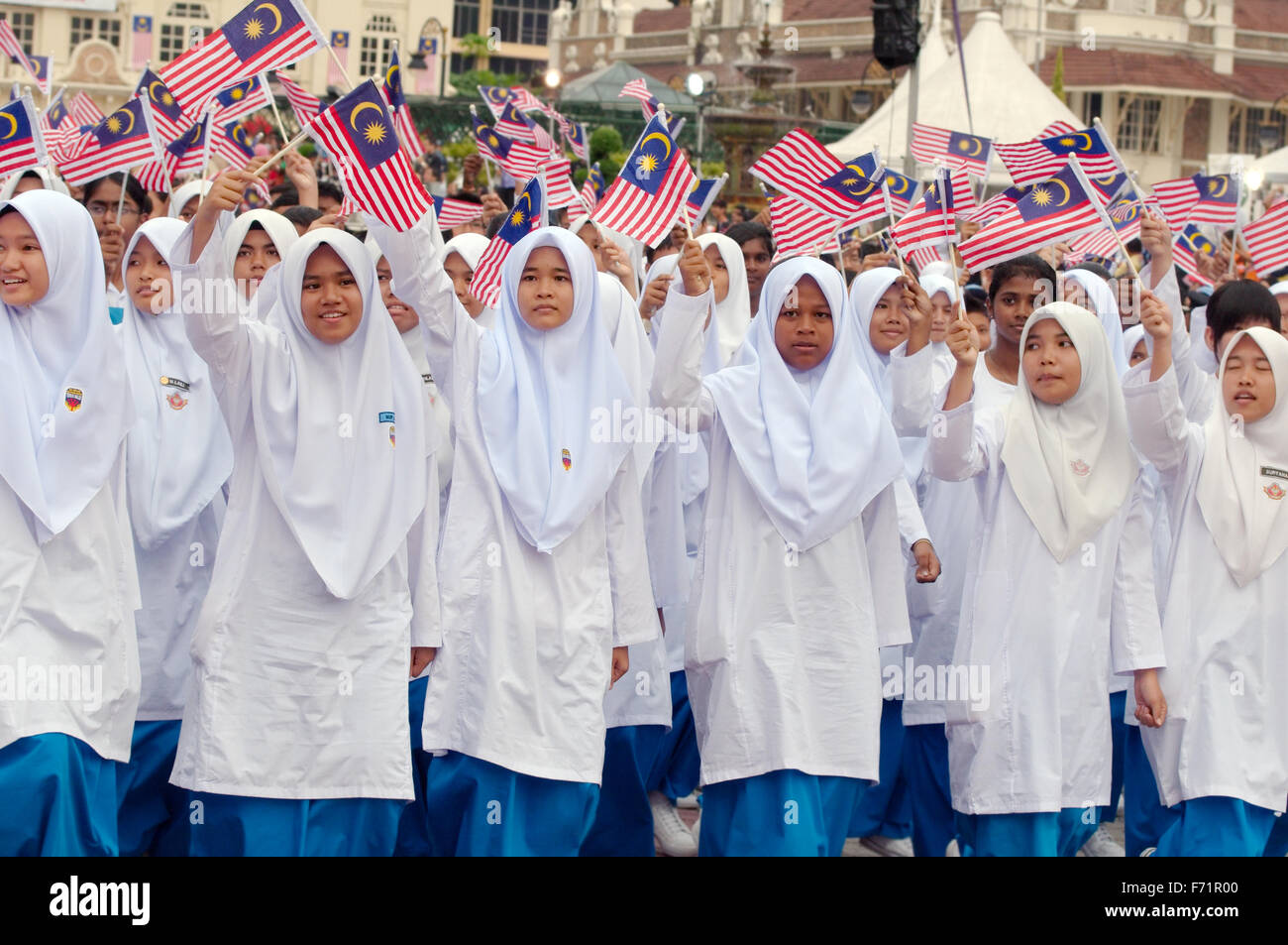 Bildung von jungen Frauen mit den Flaggen von Malaysia auf der Parade 16 September - Hari Merdeka (Unabhängigkeitstag) Kuala Lumpur, Mal Stockfoto