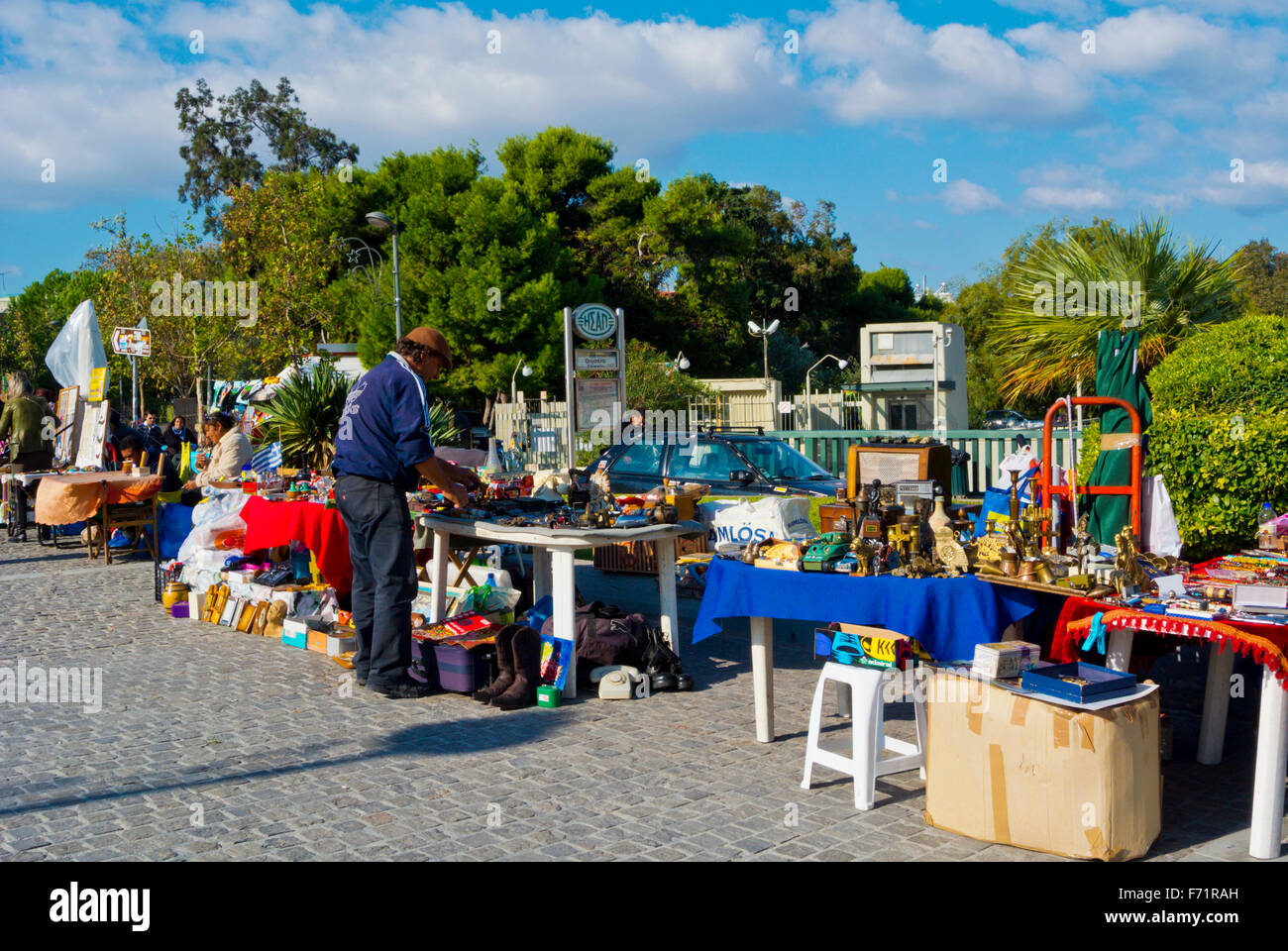 Flohmarkt, außerhalb Thissio u-Bahnstation, Athen, Griechenland Stockfoto