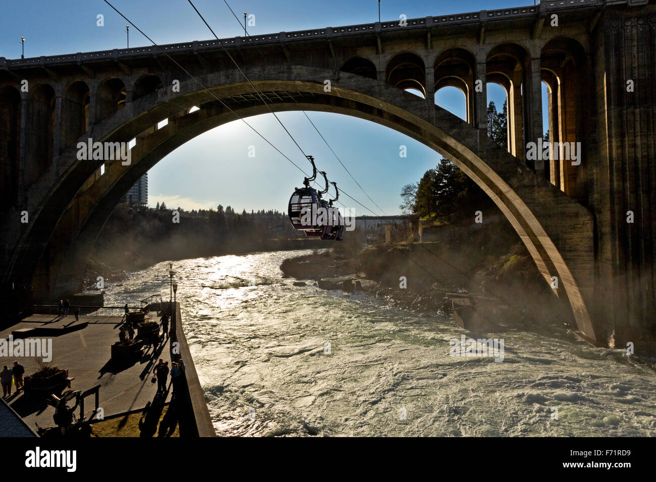 Skyride Gondeln Spokane River direkt unter dem Wasserfall überqueren, dann fahren Sie unter Monroe Brücke aus Huntington Park; Spokane. Stockfoto