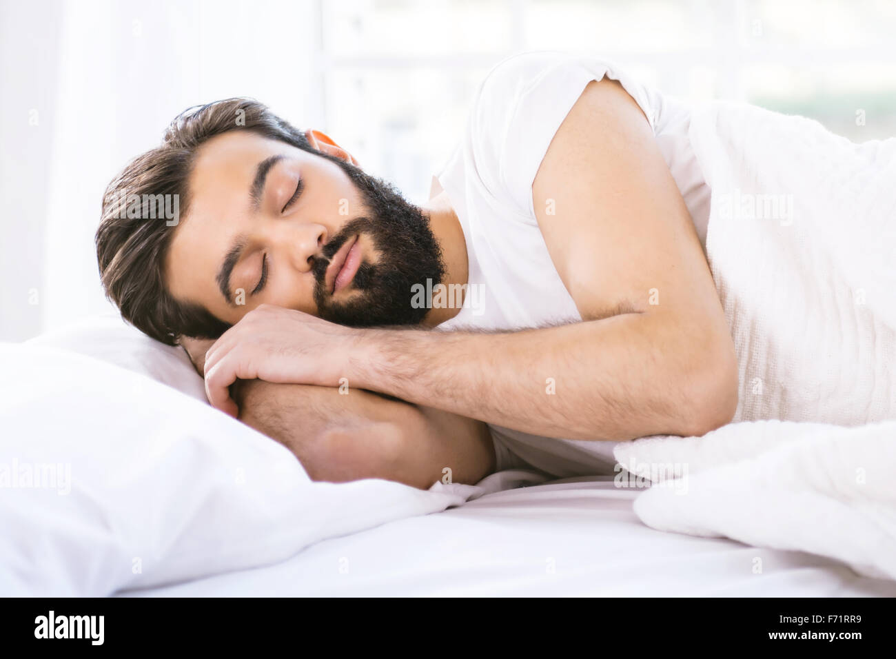 Verschlafene junge Mann am Morgen Stockfoto