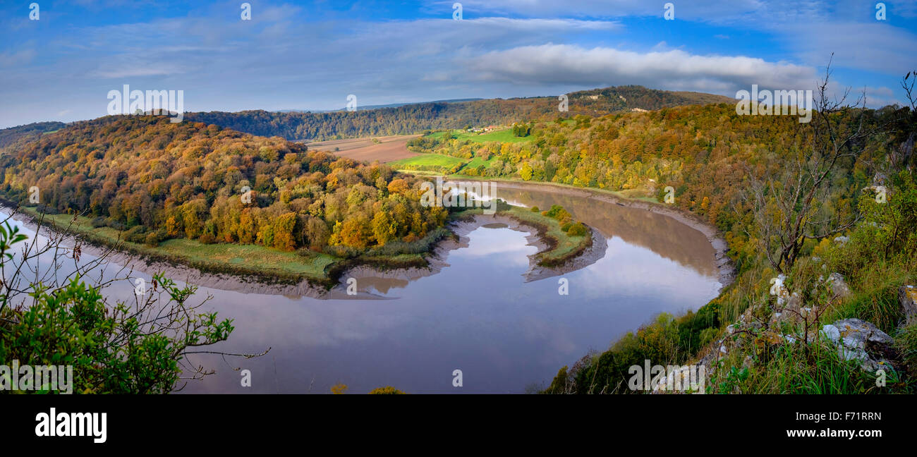 BLICK AUF FLUSS WYE AUS WINTOURS SPRUNG. WYE VALLEY HERBST GRENZE ZWISCHEN ENGLAND UND WALES, GLOUCESTERSHIRE UND MONMOUTHSHIRE UK Stockfoto