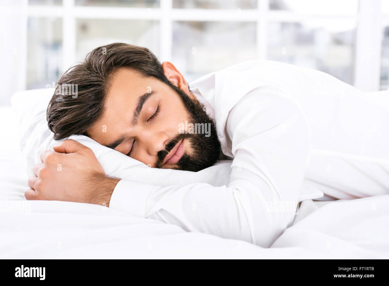 Verschlafene Jungunternehmer am Morgen Stockfoto