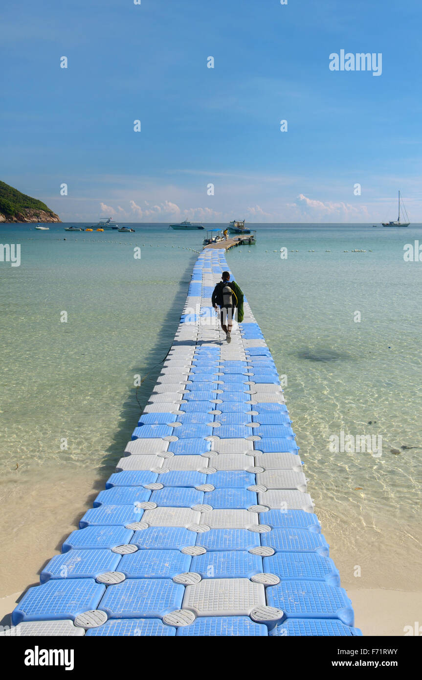 Der Taucher ist auf einem schwimmenden Steg für Tauchboot, Redang Island, Malaysia, Asien Stockfoto