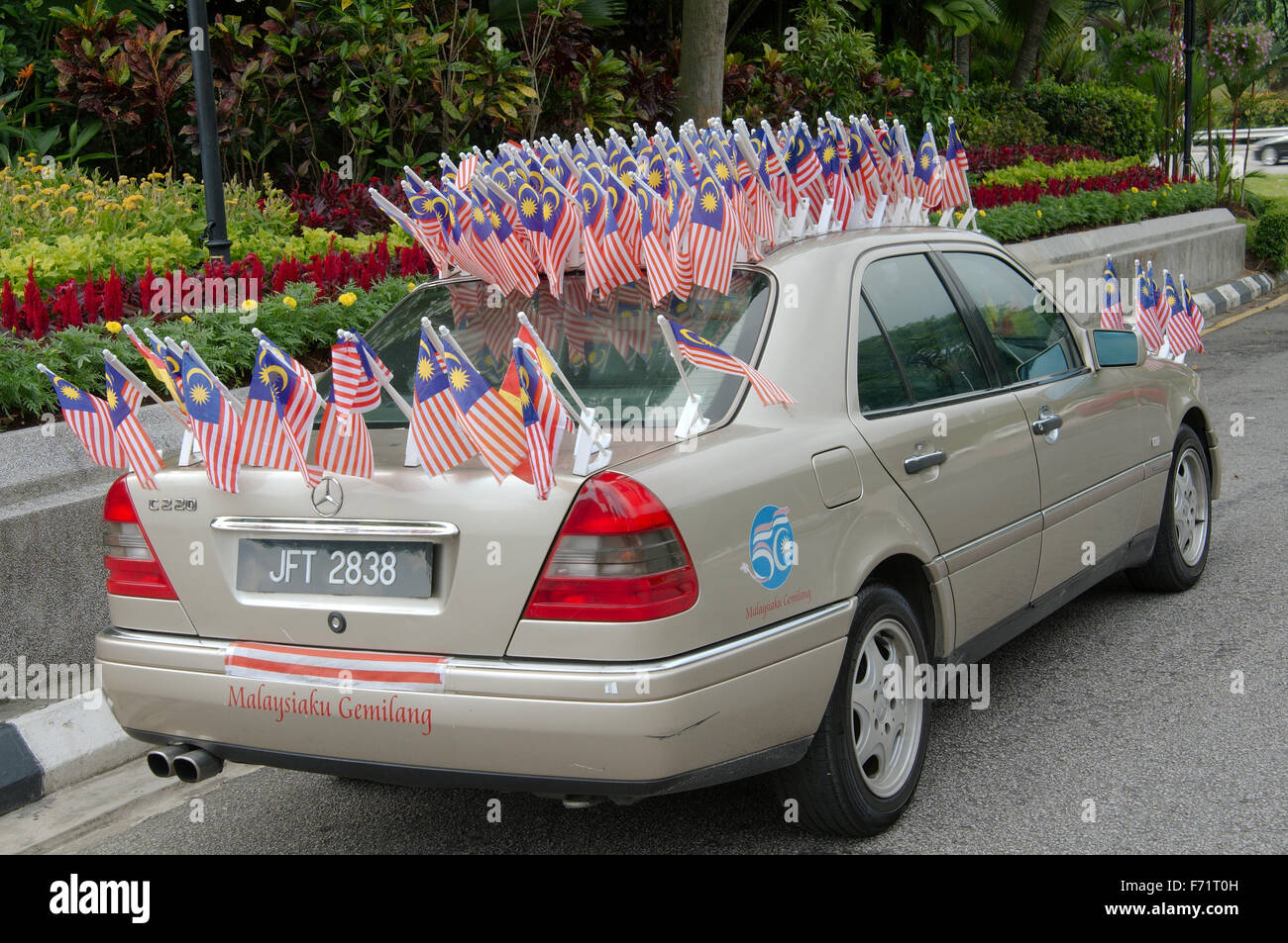 Auto dekoriert mit Nationalflaggen von Malaysia, Kuala Lumpur, Malaysia Hari Merdeka (Unabhängigkeitstag) Stockfoto