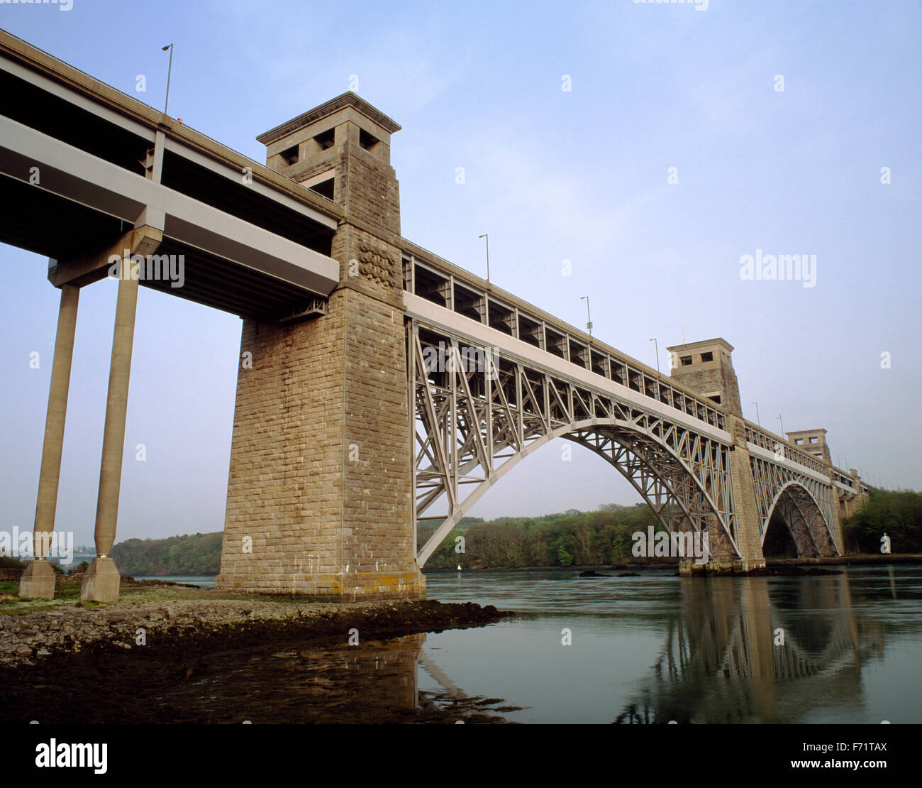 Die Britannia Bridge über die Menaistraße zwischen Anglesey und dem Festland auf der Süd-Ost von der Küste von Anglesey Suche Stockfoto