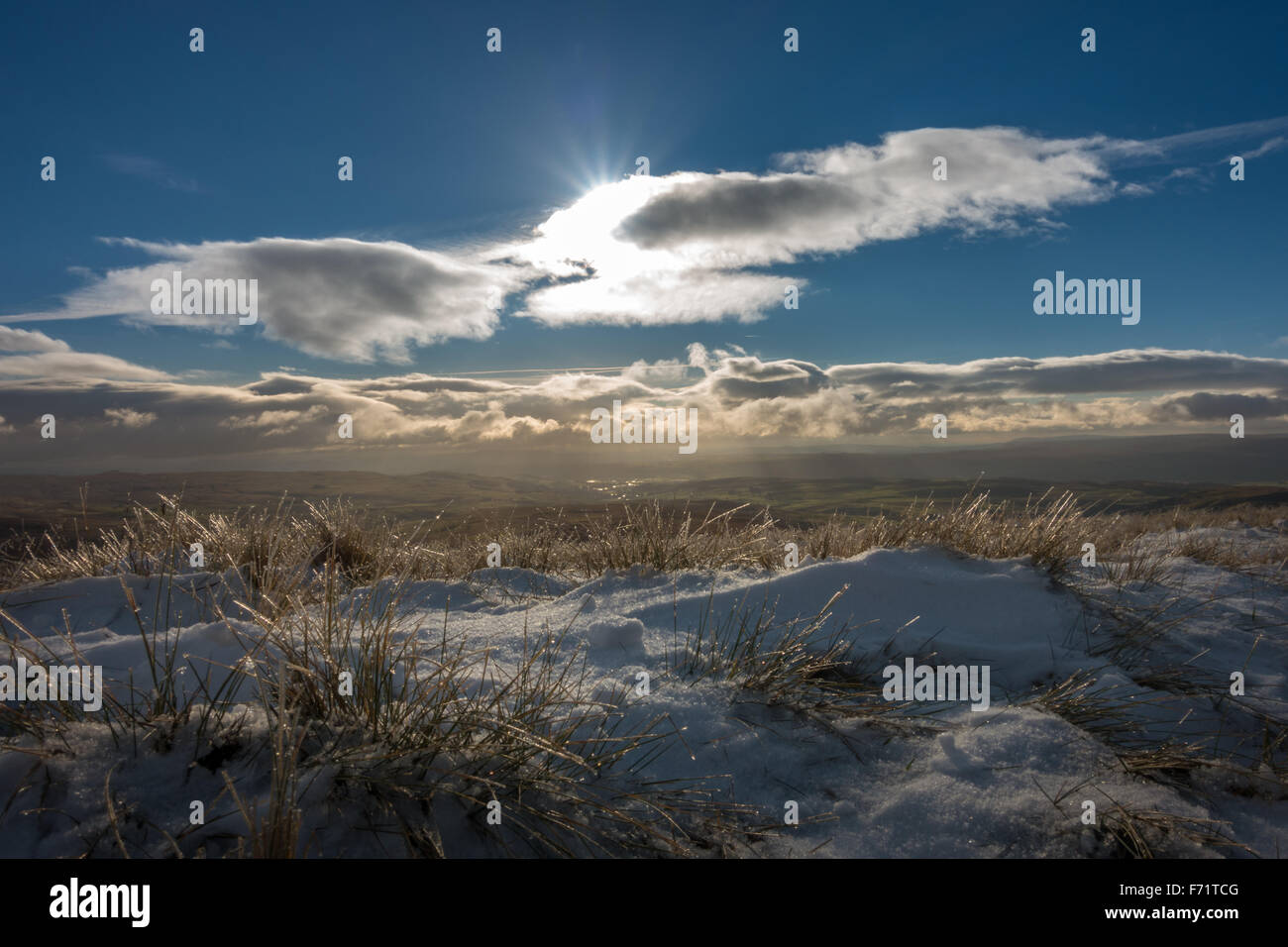 Ansichten vom verschneiten Gipfel des winterlichen Pen-y-Gent - ein Berg in den Yorkshire Dales, UK Stockfoto