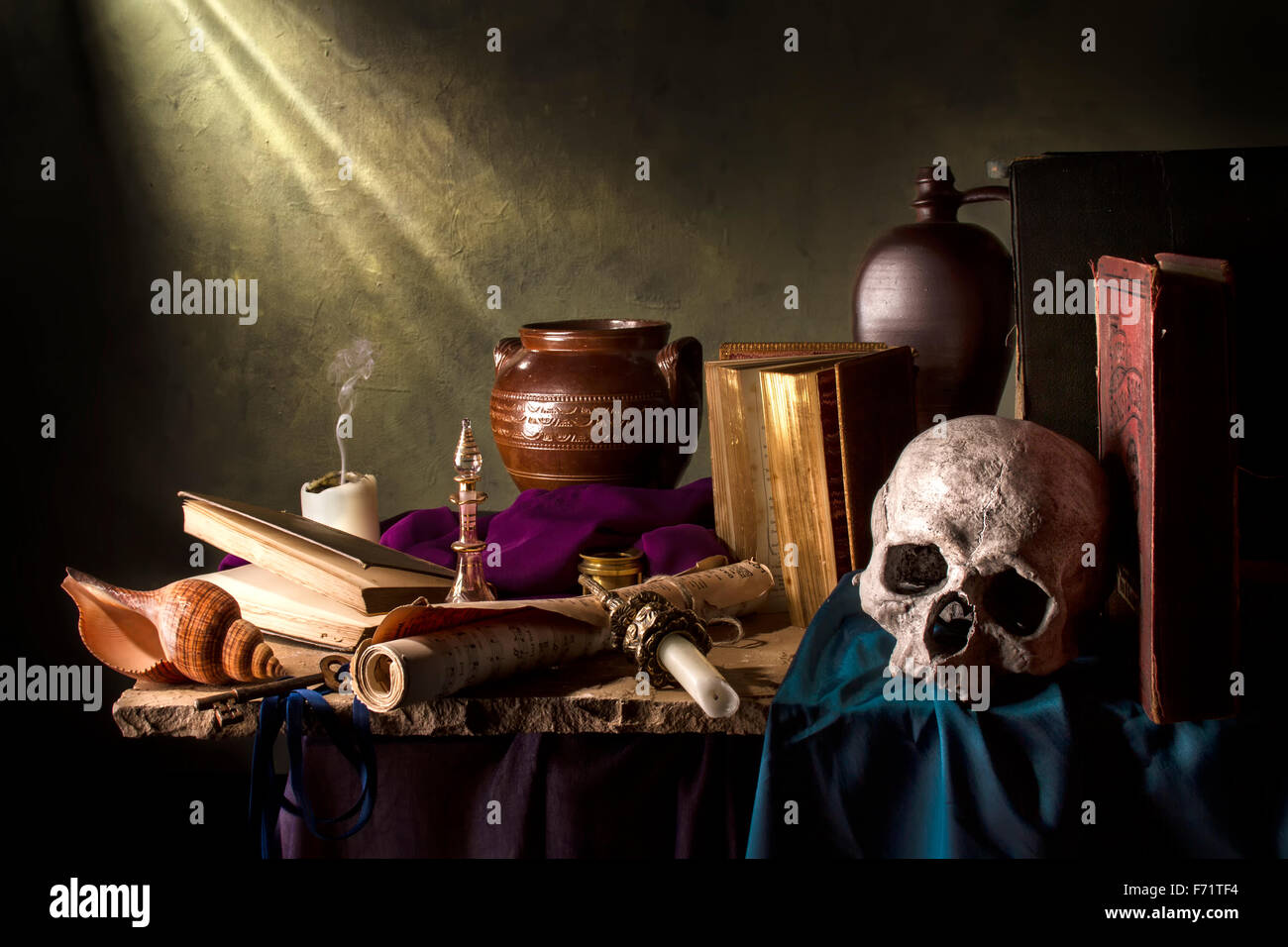 Die Reise - Vanitas-Stillleben-Zusammensetzung Stockfoto