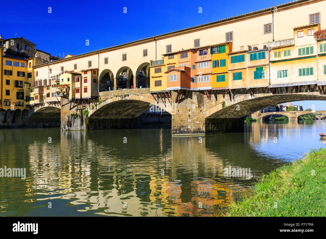 Ponte Vecchio über den Fluss Arno in Florenz, Italien Stockfoto
