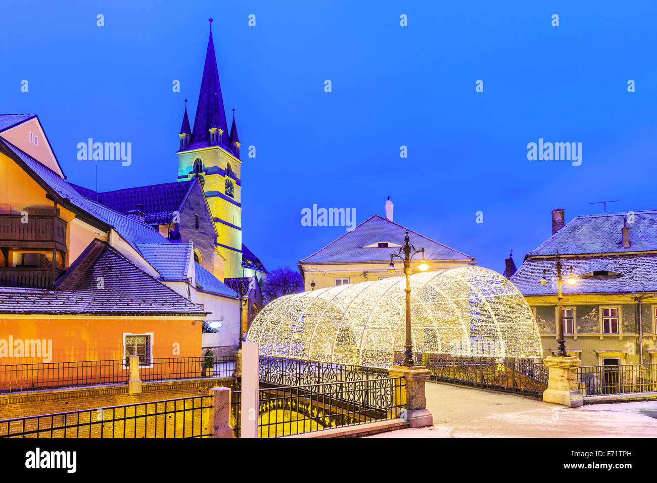 Die Lügenbrücke und evangelischen Dom während der Weihnachtszeit in Sibiu. Siebenbürgen, Rumänien Stockfoto
