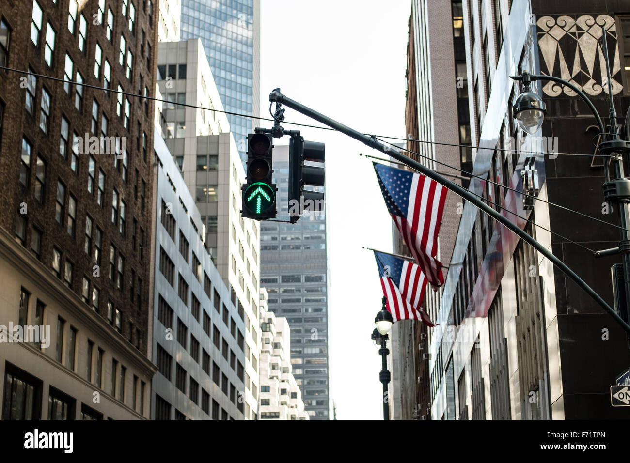 Ampel und Flaggen der USA in New York City, USA. Stockfoto