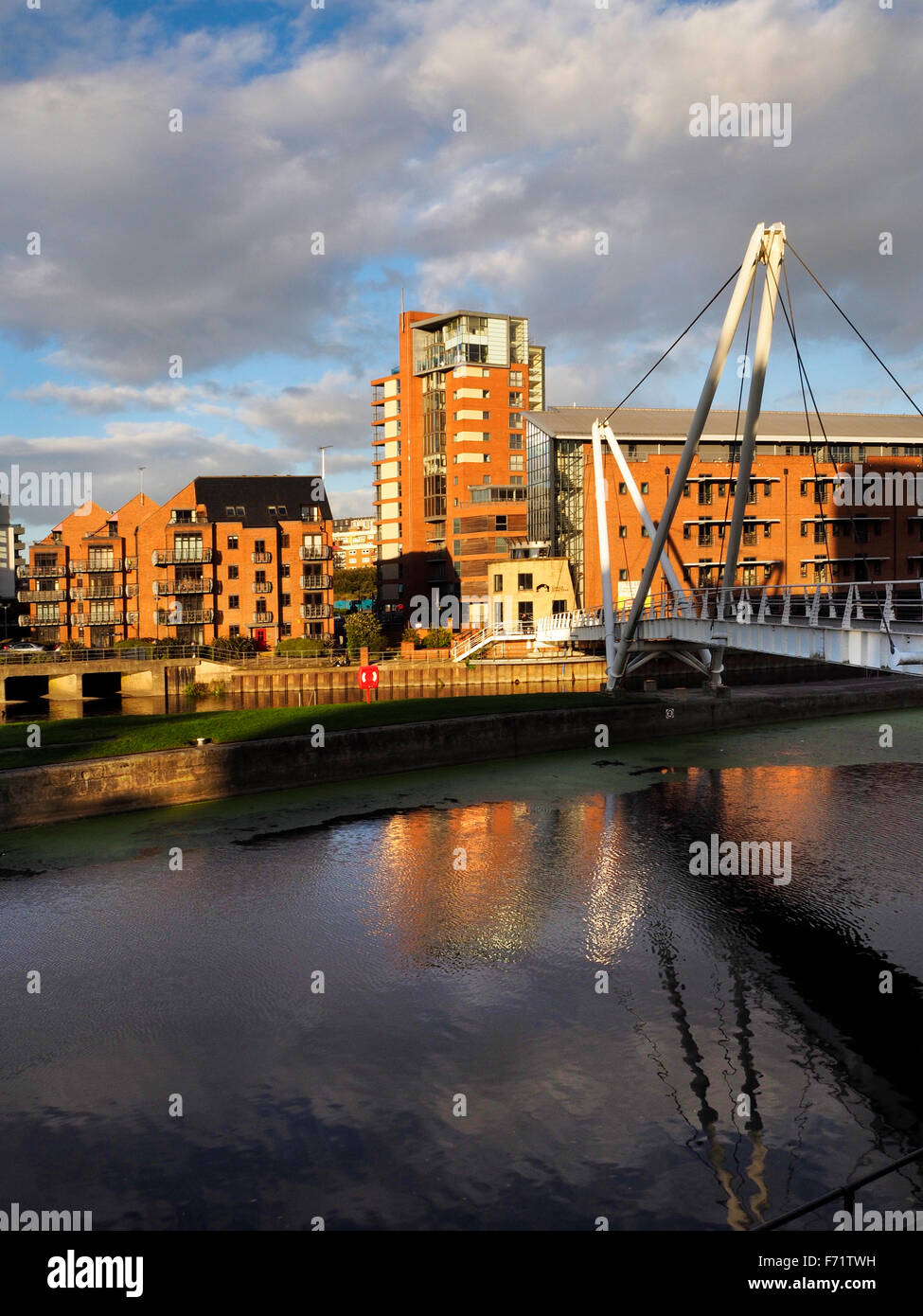 Ritter-Weg-Brücke über den Fluss Aire bei Sonnenuntergang Clarence Dock Leeds West Yorkshire England Stockfoto