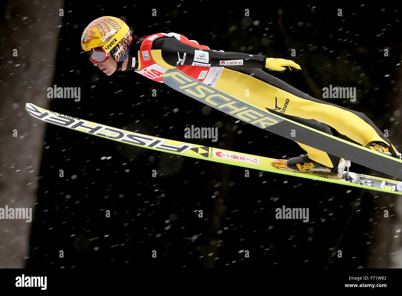 Klingenthal, Deutschland. 22. November 2015. Während das Einzelspringen des Skisprung-Weltcup in der Vogtland-Arena in Klingenthal, Deutschland, 22. November 2015 ist japanischer Skispringer Noriaki Kasai in der Luft. Foto: Jan Woitas Dpa/Alamy Live-Nachrichten Stockfoto