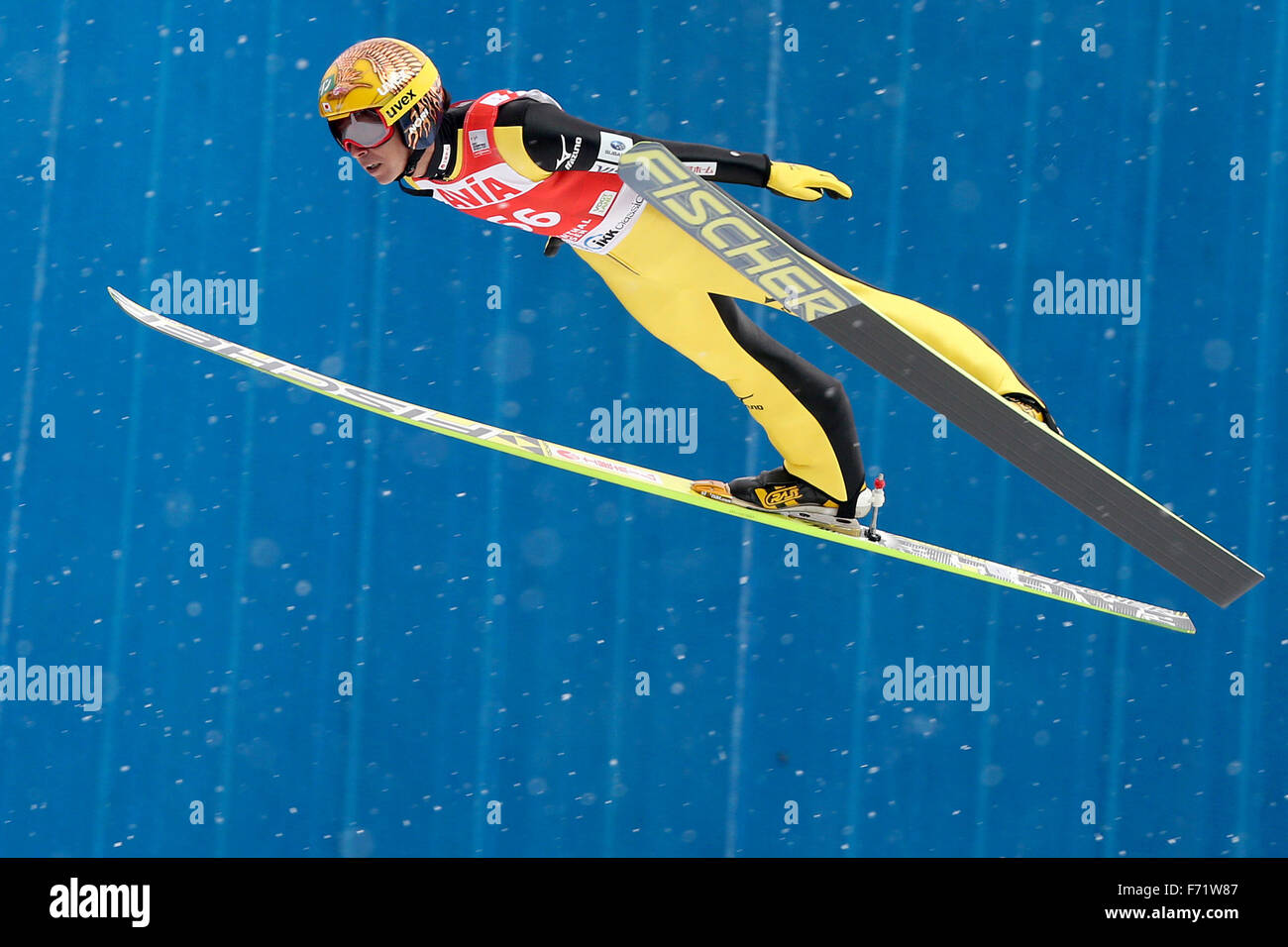 Klingenthal, Deutschland. 22. November 2015. Während das Einzelspringen des Skisprung-Weltcup in der Vogtland-Arena in Klingenthal, Deutschland, 22. November 2015 ist japanischer Skispringer Noriaki Kasai in der Luft. Foto: Jan Woitas Dpa/Alamy Live-Nachrichten Stockfoto