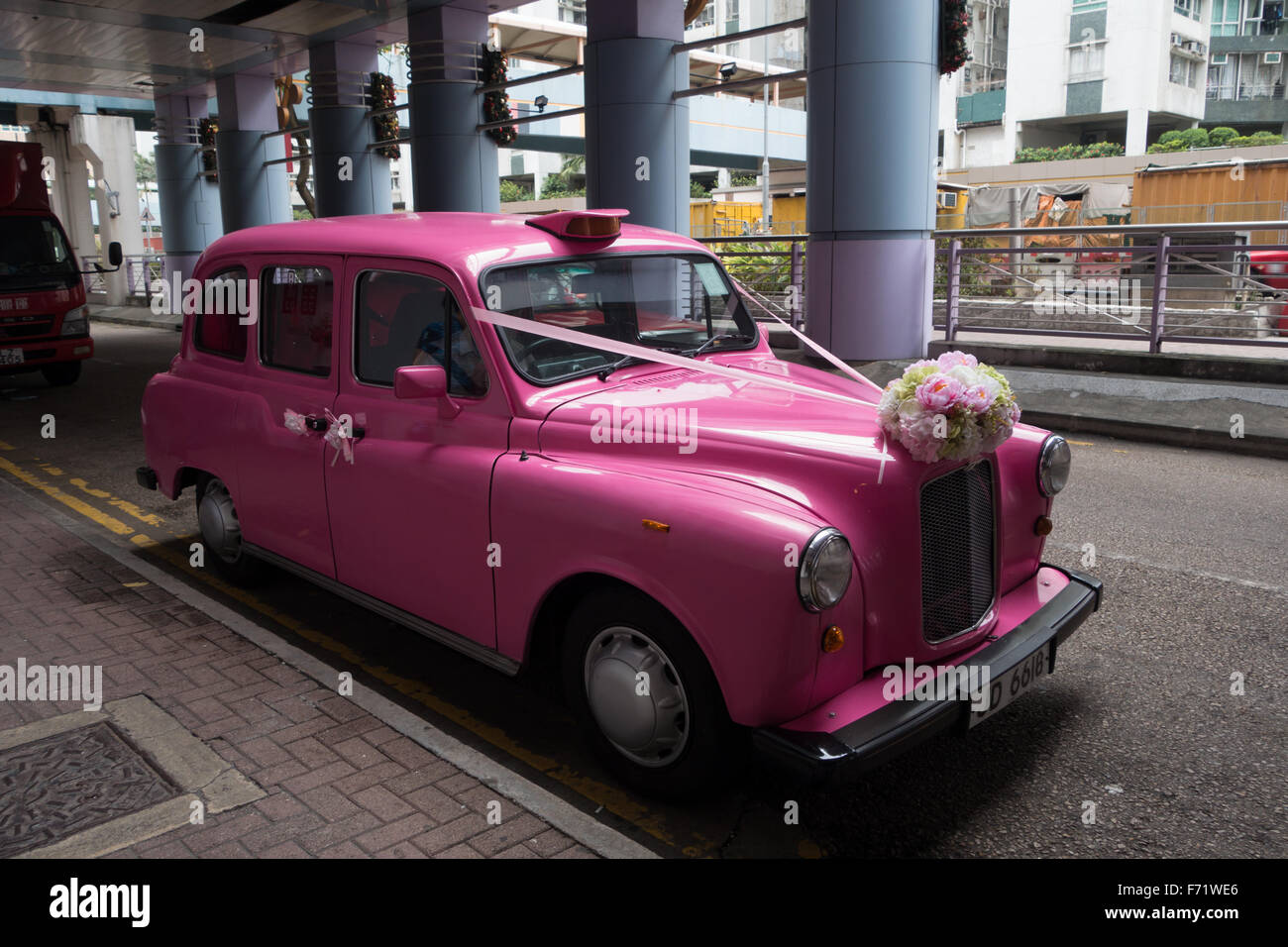 Rosa Oldtimer Hochzeitsauto Stockfoto