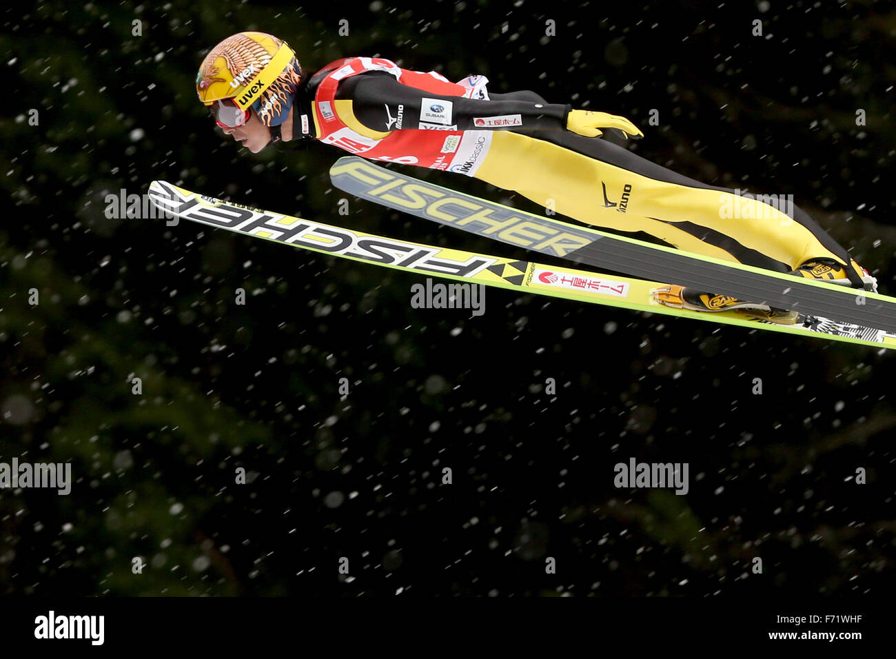 Klingenthal, Deutschland. 22. November 2015. Während das Einzelspringen des Skisprung-Weltcup in der Vogtland-Arena in Klingenthal, Deutschland, 22. November 2015 ist japanischer Skispringer Noriaki Kasai in der Luft. Foto: Jan Woitas Dpa/Alamy Live-Nachrichten Stockfoto
