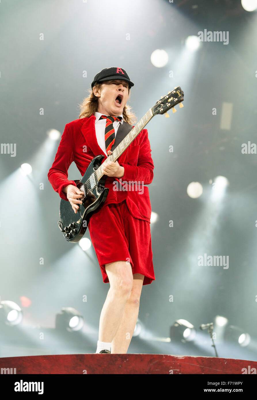 Musiker Angus Young von AC/DC führt auf Hampden Park National Stadium am 28. Juni 2015 in Glasgow, Vereinigtes Königreich Stockfoto