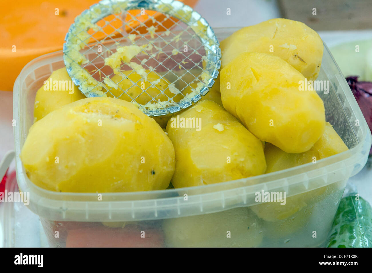 Zutaten und Zubereitung von Kartoffelsalat Stockfoto