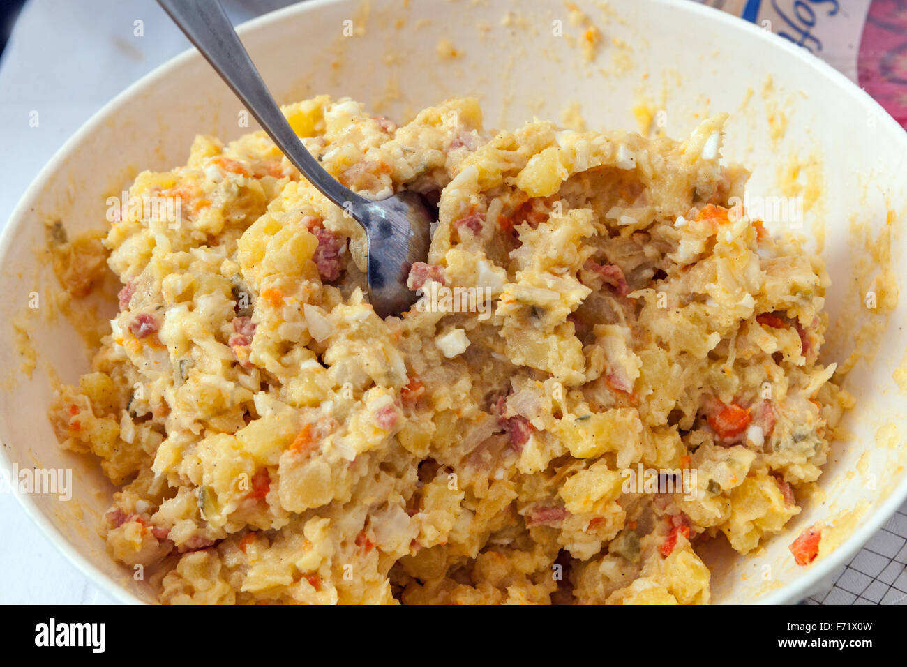 Zutaten und Zubereitung von Kartoffelsalat Stockfoto