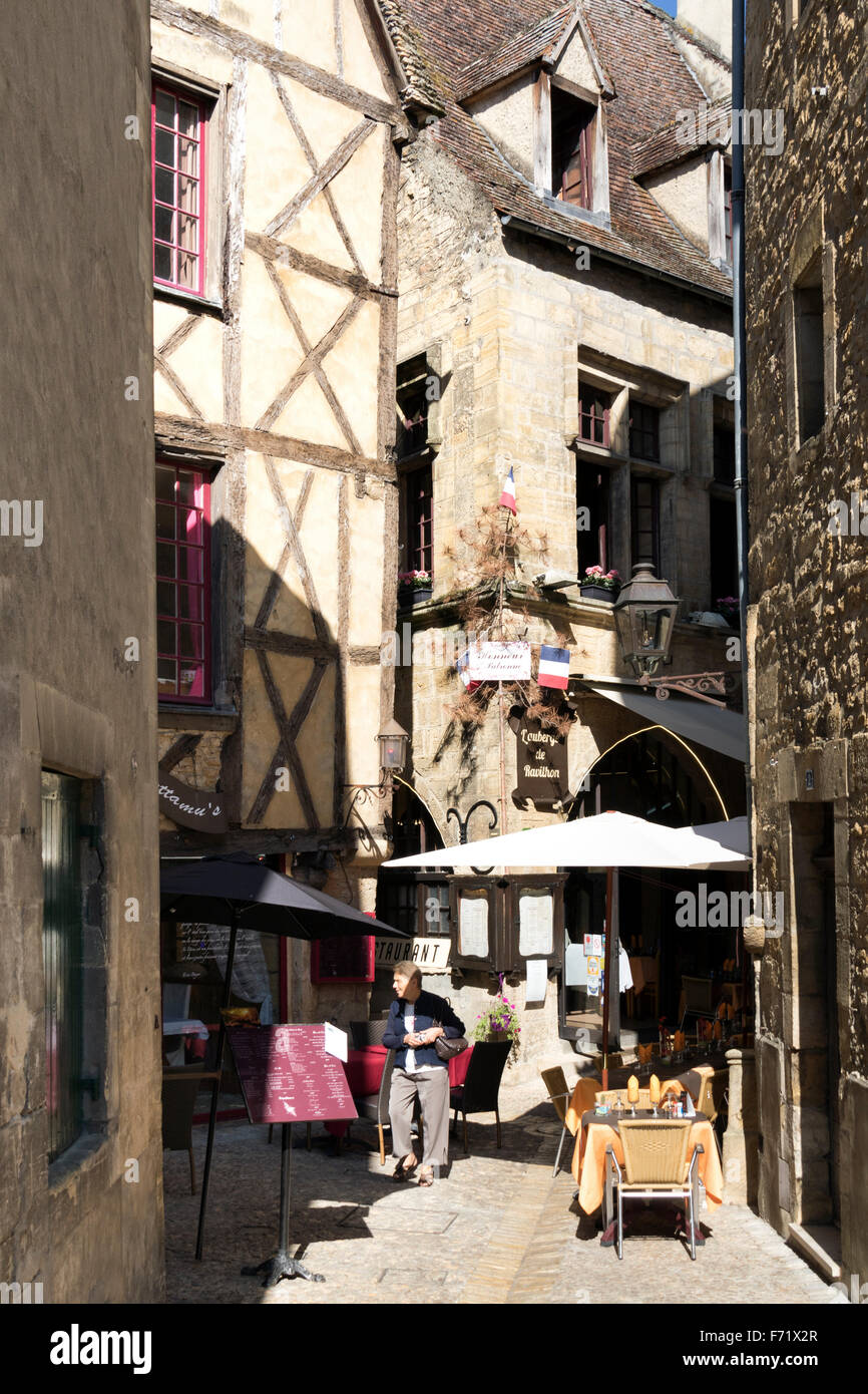 Eine kurvenreiche Straße in der mittelalterlichen Stadt von Sarlat-la-Caneda im Südwesten Frankreichs Stockfoto