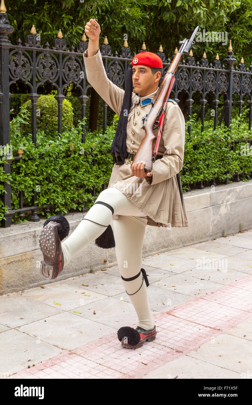 Griechischer Soldat, ein Evzone, vor dem Präsidentenpalast, Athen, Griechenland Stockfoto