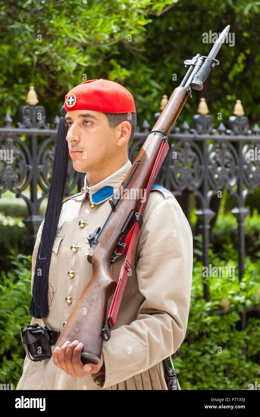 Griechischer Soldat, ein Evzone, vor dem Präsidentenpalast, Athen, Griechenland Stockfoto
