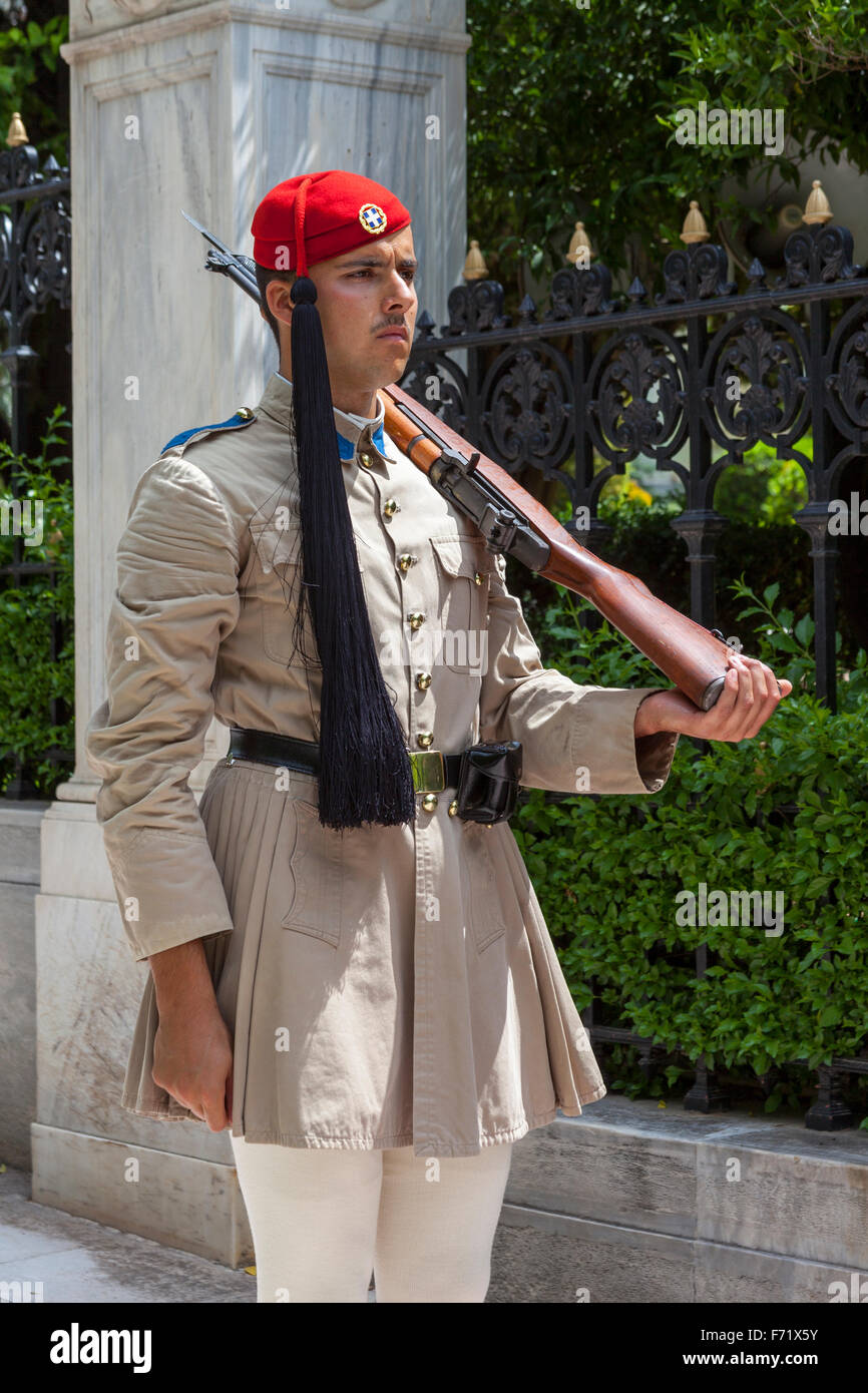 Griechischer Soldat, ein Evzone, vor dem Präsidentenpalast, Athen, Griechenland Stockfoto
