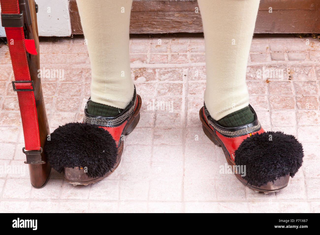 Tsarouhi, Schuhe von einer Evzone, eines griechischen Soldaten vor dem Präsidentenpalast, Athen, Griechenland Stockfoto