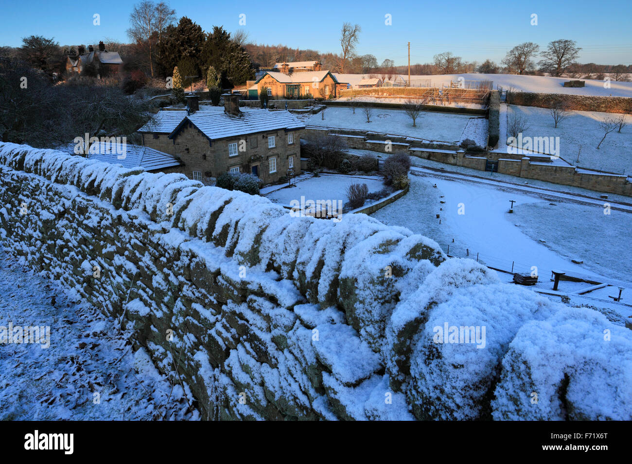 Januar Winterschnee, Cottages im Dorf Edensor; Chatsworth Anwesen, Derbyshire; Peak District National Park; England; UK Stockfoto