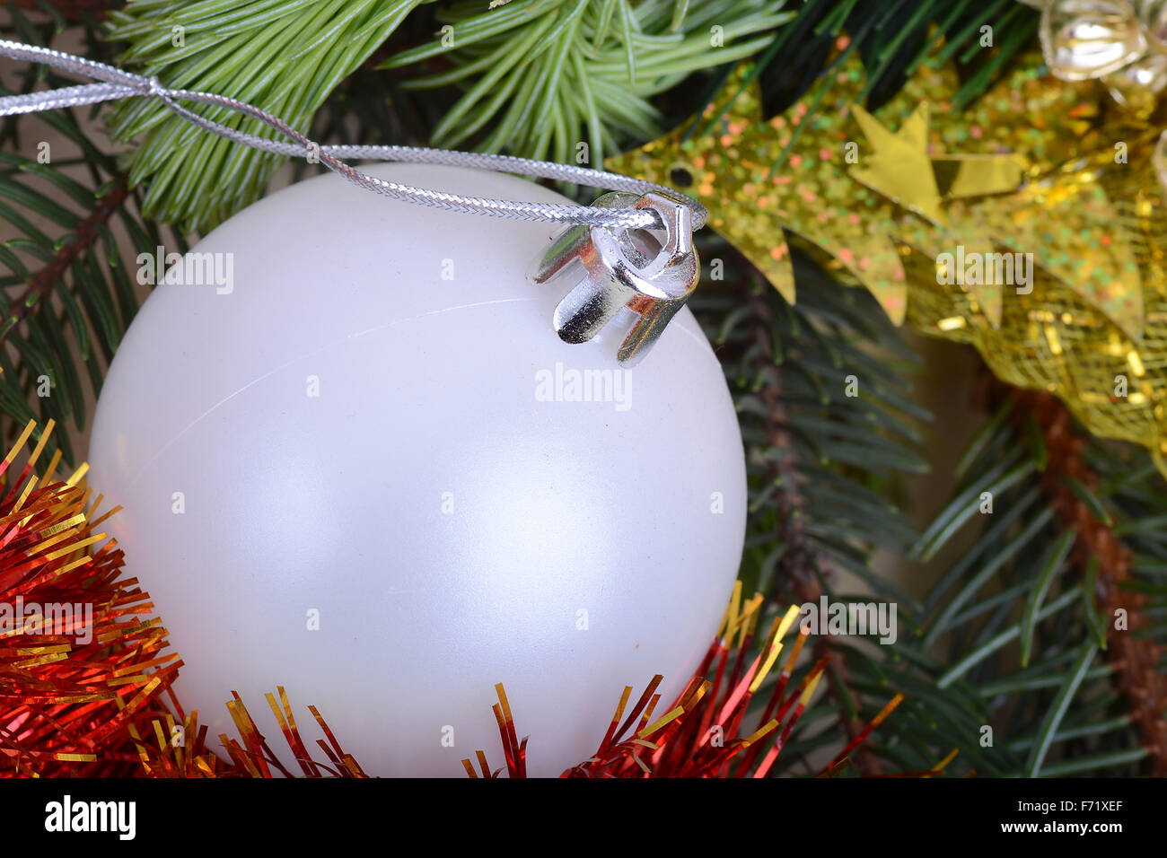 Weihnachtskugeln am Weihnachtsbaum. Silvester-Einladungskarte Stockfoto