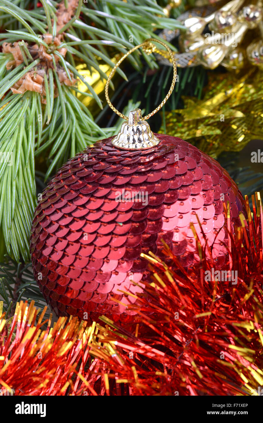 Weihnachtskugeln am Weihnachtsbaum. Silvester-Einladungskarte Stockfoto