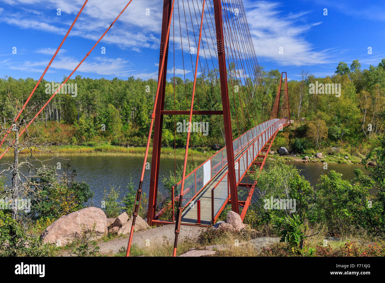 Die große Trail Hängebrücke über den Whiteshell Fluss, Whiteshell Provincial Park, Manitoba, Kanada. Stockfoto