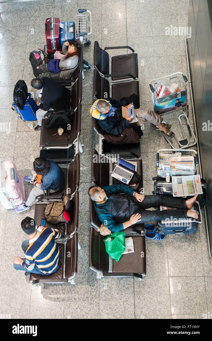 müde Passagier wartet Flug innerhalb des Flughafens Stockfoto