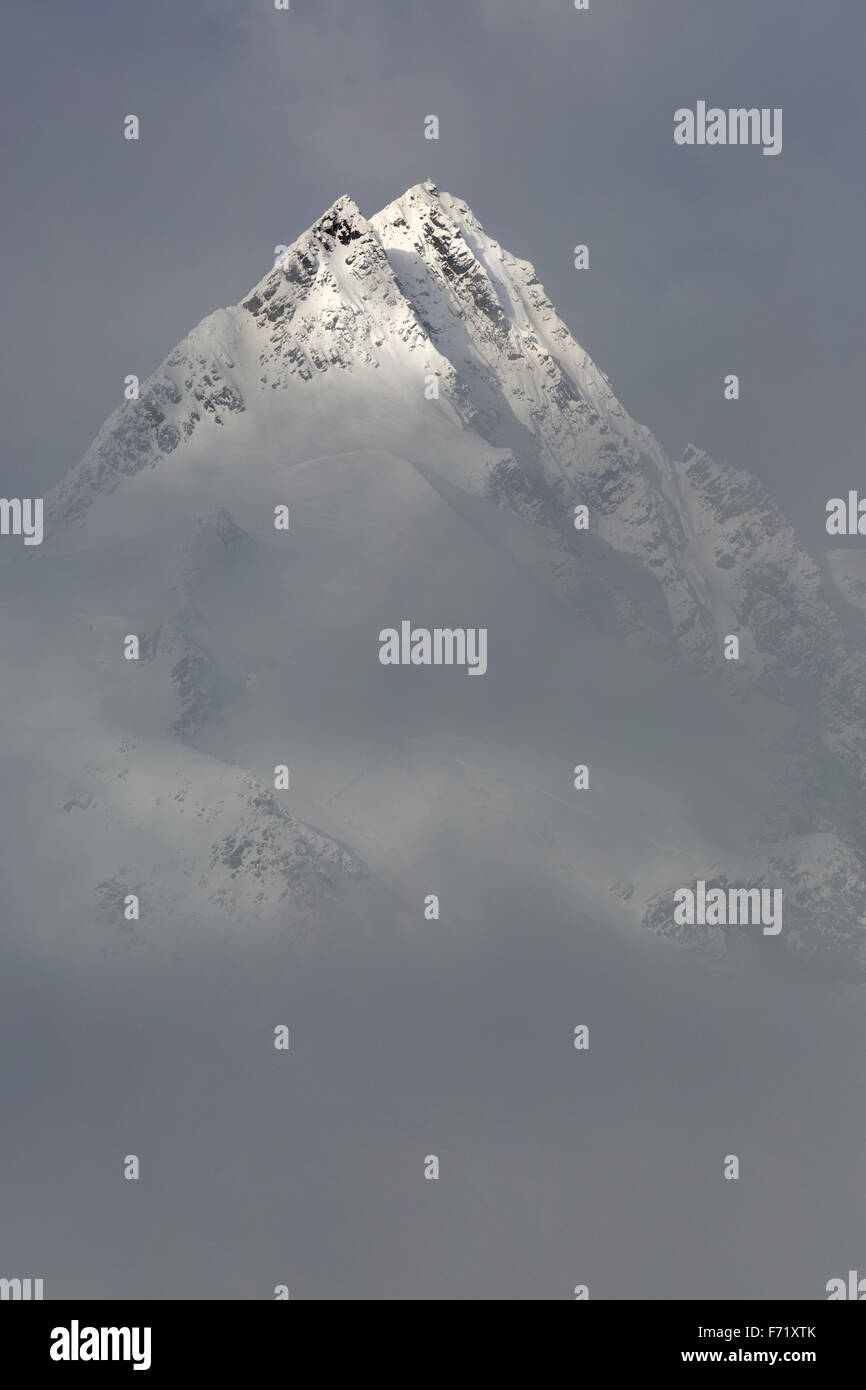 Gipfel des Mt. Großglockner mit Wolken, Nationalpark Hohe Tauern, Kärnten, Austria, Europe Stockfoto