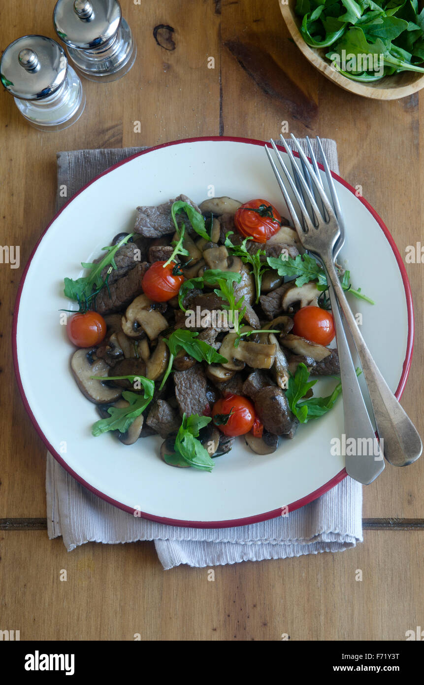 Rindfleisch, Champignons und Tomaten Salat Stockfoto