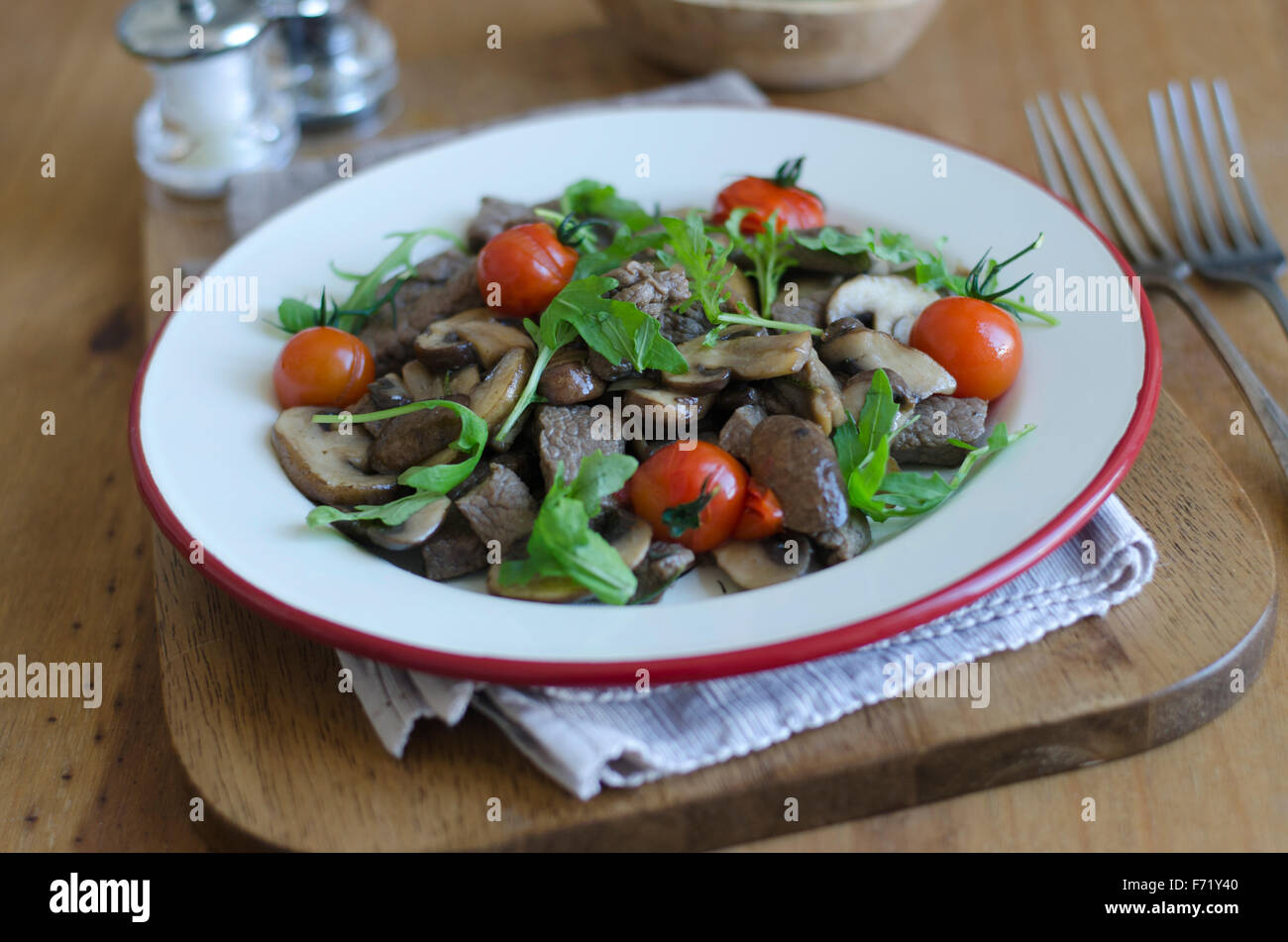 Rindfleisch, Champignons und Tomaten Salat Stockfoto