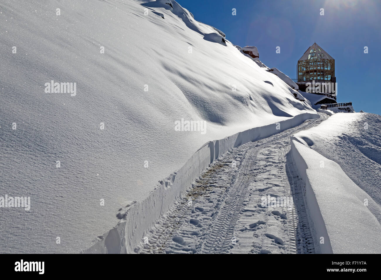 Trail zu Wilhelm Swarovski Observatory mit tiefem Schnee, Großglockner, Nationalpark Hohe Tauern, Tirol, Österreich, Europa Stockfoto