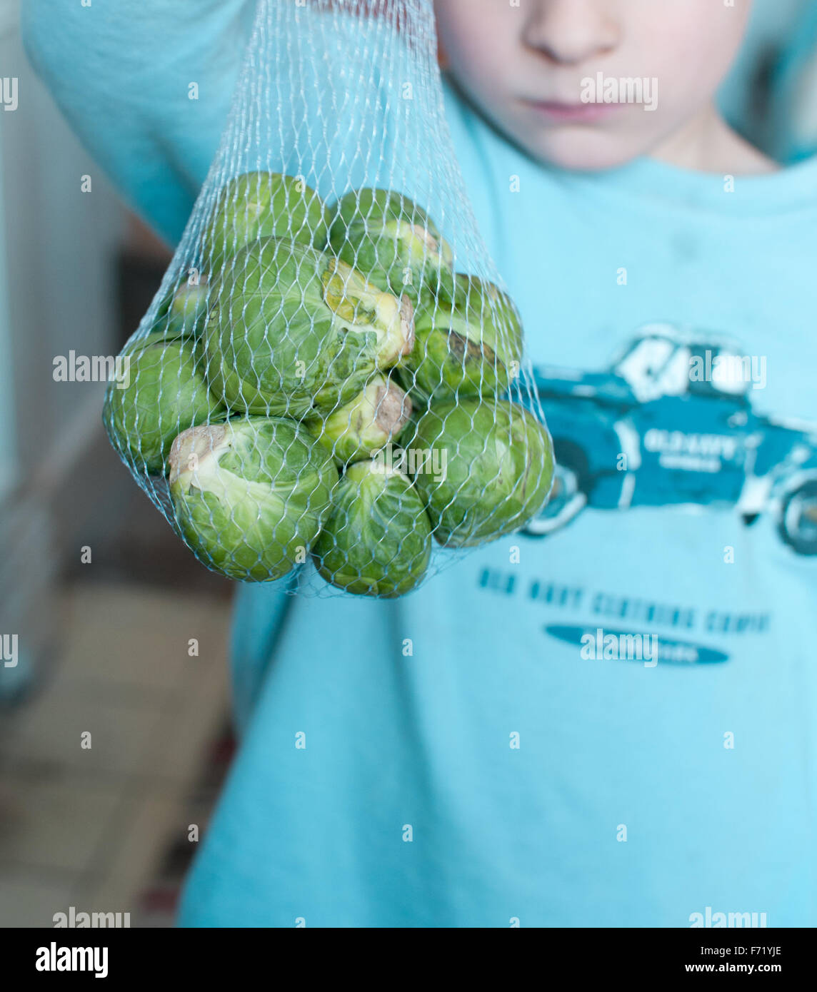 Tasche von Sprossen aufgehalten von einem jungen Stockfoto