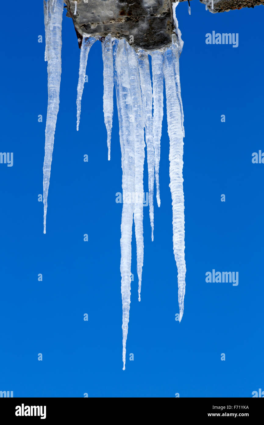 Eiszapfen mit blauer Himmel, Hohe Tauern, Österreich, Europa Stockfoto