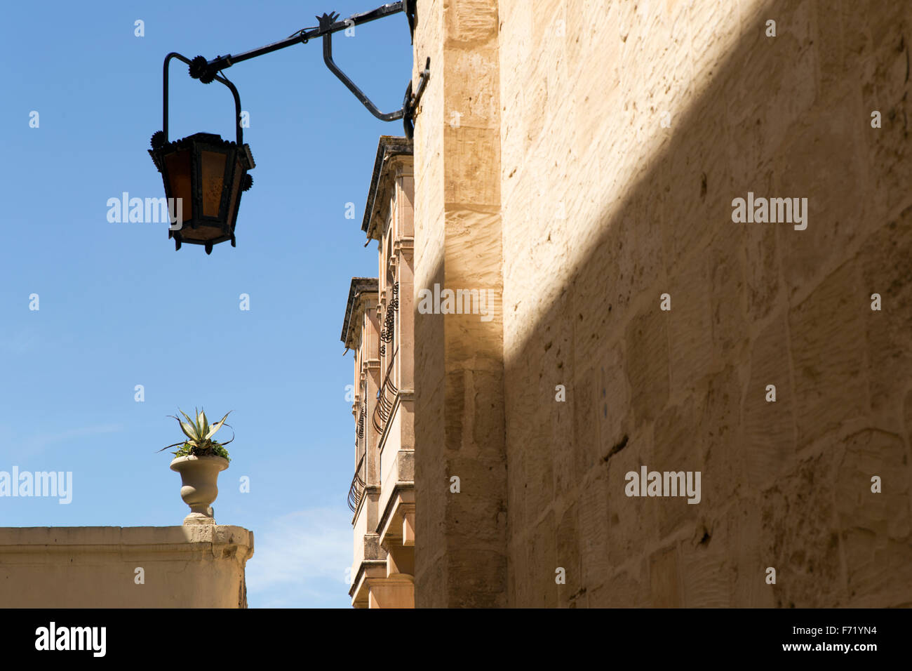 Streetview mit Lampe und blauer Himmel in Mdina auf Malta Stockfoto