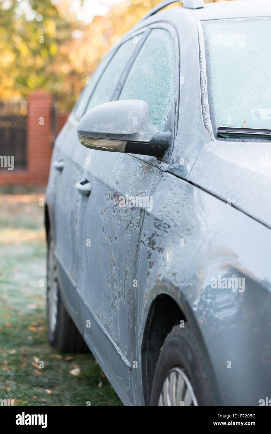 Auto mit Frost bedeckt. Kalter Morgen Stockfoto