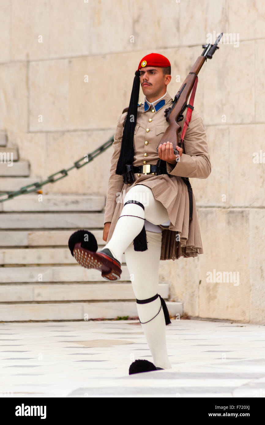 Griechischer Soldat, ein Evzone, außerhalb des Parlamentsgebäudes, Athen, Griechenland Stockfoto