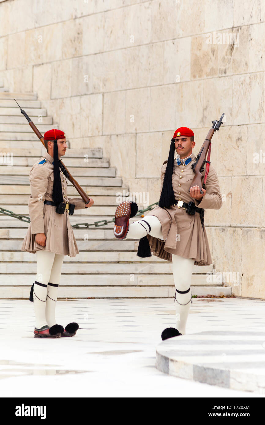 Griechische Soldaten, Evzonen, außerhalb des Parlamentsgebäudes, Athen, Griechenland Stockfoto