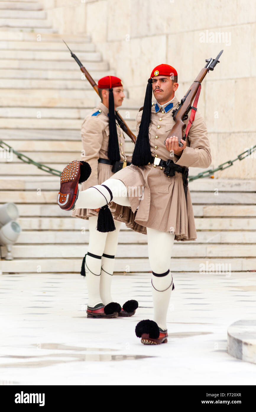 Griechische Soldaten, Evzonen, außerhalb des Parlamentsgebäudes, Athen, Griechenland Stockfoto